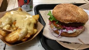 Tourist burger & cheesy fries at Hank Cuisine Végétale - Archives in Paris