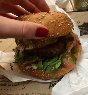 Vegan burger with fig sauce at Hank Cuisine Végétale - Archives in Paris