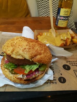 Seasonal special with caramelised onions and pepper sauce at Hank Cuisine Végétale - Archives in Paris