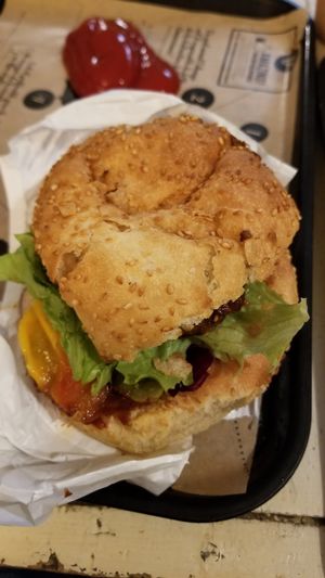 Vegan burger with smoked BBQ sauce and peppers at Hank Cuisine Végétale - Archives in Paris