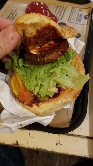 Vegan burger with smoked BBQ sauce and peppers at Hank Cuisine Végétale - Archives in Paris