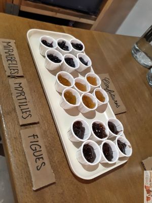 Jam choice at Hank Cuisine Végétale - Archives in Paris