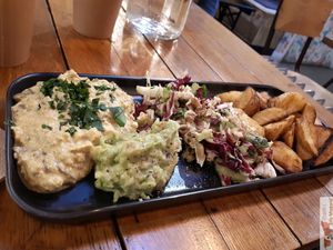 Salt brunch side ! The tofu way "scrambled eggs" is very good, the guacamole with the country fries are a good duet! at Hank Cuisine Végétale - Archives in Paris