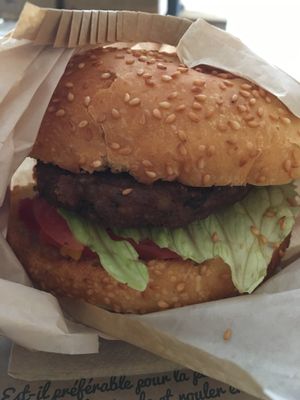 Burger 🍔  at Hank Cuisine Végétale - Archives in Paris