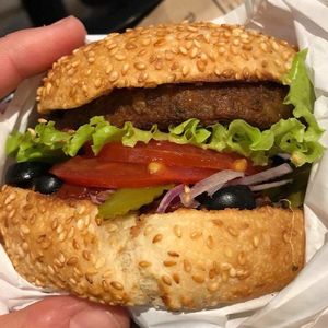 Vegan burger at Hank Cuisine Végétale - Archives in Paris