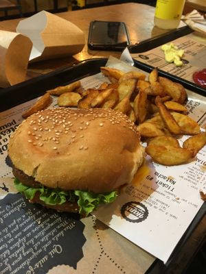Lallume burger & wedges  at Hank Cuisine Végétale - Archives in Paris