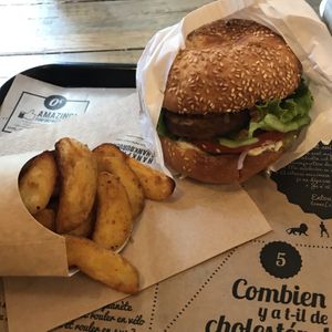 vegan burger at Hank Cuisine Végétale - Archives in Paris