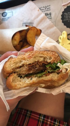 vegan burger at Hank Cuisine Végétale - Archives in Paris