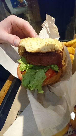 Beyond meat burger L'Allumé at Hank Cuisine Végétale - Archives in Paris