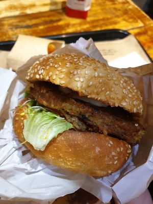 burger at Hank Cuisine Végétale - Archives in Paris