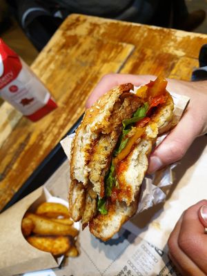 burger at Hank Cuisine Végétale - Archives in Paris