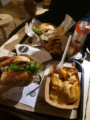 Beyond burger and cheese potato wedges at Hank Cuisine Végétale - Archives in Paris