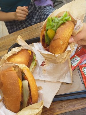 Burgers at Hank Cuisine Végétale - Archives in Paris