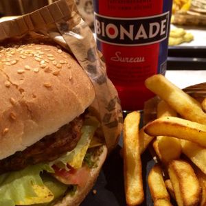 Burger 'Le Petit Nerveux' at Hank Cuisine Végétale - Archives in Paris