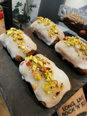 Mini cake lemon & pistachio at Let It Bloom in Valencia