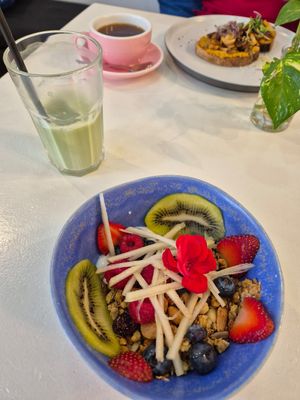 Healthy vegan breakfast at Let It Bloom in Valencia