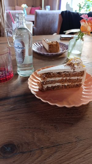 Vegan en glutenvrije worteltaart at Munchies Bakery in Ootmarsum