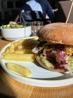 Sellerie-Burger mit Sauerkraut, knuspriger Kartoffel und Rosinen-Mayo  at Blum in Innsbruck