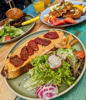 Kartoffelbrot mit Humus / Croissantwaffel at Küchenschelle in Freiburg