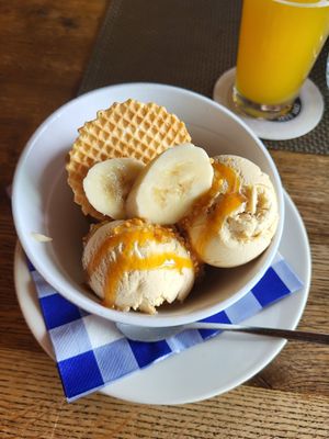 Veganer Toffeebecher mit Banane, Caramel Soße und Krokant at Das Oberhaus in Passau