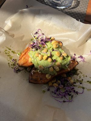 gebackene Süßkartoffel mit Avocado-Limetten-Dip, knusprigem Mais, Sprossen, und Chimichurri-Soße  at Das Oberhaus in Passau