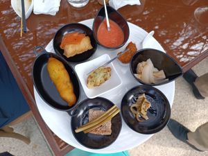 Fritti misti di verdure, gatzspacho, giardiniera, crostino con fagiolini in aceto, pizzonda con zucca marinata, melanzane marinate at La Chiave Bianca in Miglianico