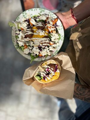 Houmous de potimarron, choux rouges, oignons rouges, carottes roties au paprika, champignons sautés à l’ail, roquette et sauce miel moutarde  at Yafel in Marseille