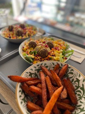 Salades vegan et frites de patates douce au paprika at Yafel in Marseille