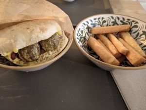 Pita vegan et frites de panisse at Yafel in Marseille