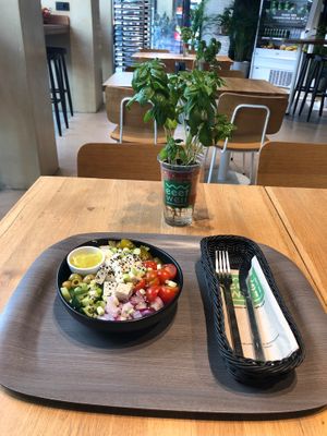 Tofu, veggies, guacamole  at eeetwell in Antwerpen