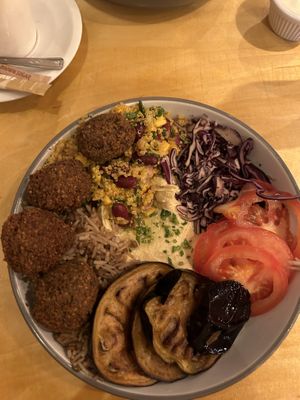 Bowl con hummus, falafel, insalata di quinoa, riso e lenticchie, melanzane, pomodori e cavolo   at Umi Falafel - Dame St in Dublin
