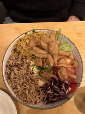 Bowl con riso e lenticchie, insalata di quinoa, lattuga, pomodoro, cavolo rosso, Hummus e seitan simil pollo   at Umi Falafel - Dame St in Dublin