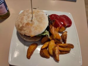 NoChicken Burger mit gegrillter Paprika, Tomate, Gurke, Salat mit pikanter Süßkartoffel-Erdnuss-Soße dazu Wedges und Ketchup at Kubus im Universum in Bremen