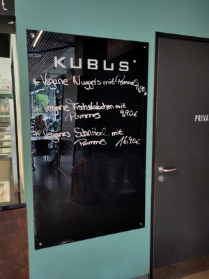 Extrakarte: Vegane Nuggets mit Pommes 9,90 Euro, Vegane Fischstäbchen mit Pommes 9,90 Euro, Veganes Schnitzel mit Pommes 16,90 Euro at Kubus im Universum in Bremen