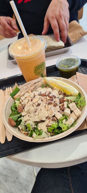 King Pesto Bowl and Mama Juice 😋💚 at Plants By Us in Helsinki