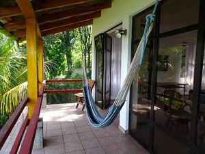 Balkony with hammock at accommodation at The Glowing Gourmet in San Pablo La Laguna