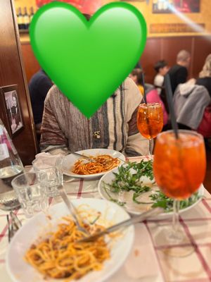 פסטה ברוטב עגבניות וסלט עגבניות עם רוקט. מאוד נחמדים ומסבירי פנים. לא יקר.  at Ai Balestrari in Rome