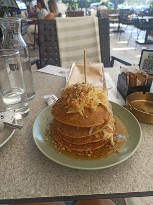 Pancakes mit Apfel und Nüssen at Caffe Bar YES in Pjescana Uvala