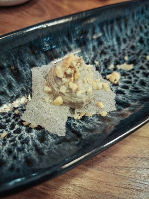Spuma di funghi con leggera essenza di geranio su chips di riso con noccioline at laska in Saint Pierre