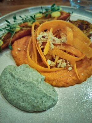 Crema di carote più tagliatelle di carote, crema alla mentuccia e carota arrostita con salsina at laska in Saint Pierre
