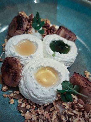 Spuma di cocco con salsicce agli agrumi con banana flambè e muesli at laska in Saint Pierre