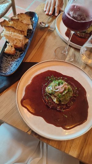 Chou farci aux lentilles et champignons, purée de cambar et sauce au vin rouge at laska in Saint Pierre