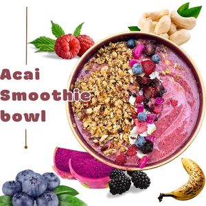 Acai, böğürtlen, muz, çilek, kaju fıstığı granola, Hindistan cevizi cipsi, yaban mersini frambuaz, ejder meyvesi at Sisu Kitchen %100 Vegan in Antalya