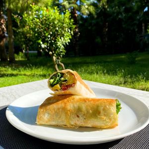 Baked potato, tomato, greens, hummus, pickled cabbage. at Sisu Kitchen %100 Vegan in Antalya