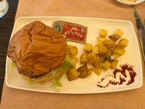 Burguer vegana de Heura at Pretos Taperia in Trujillo