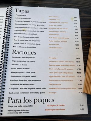 Tapas como salmorejo, gazpacho y bravas at Pretos Taperia in Trujillo