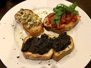 Three bruschettas: Tomatoes, artichokes and olives  at Mare Nero in Worrstadt