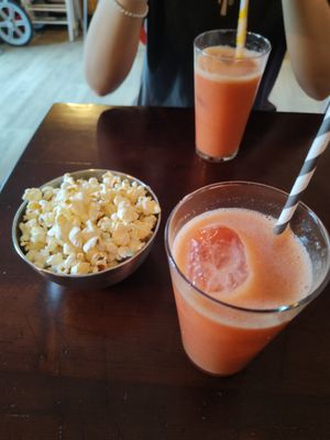 Zume de laranxa e fresa at A Medusa Pub in Santiago De Compostela