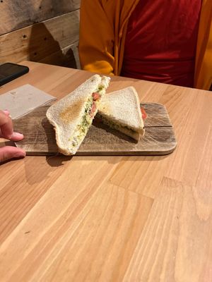 Toast con hummus pesto germogli e pomodori   at A Medusa Pub in Santiago De Compostela