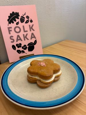 Marshmallow cookie: looks better than it tastes at Folksaka in Osaka